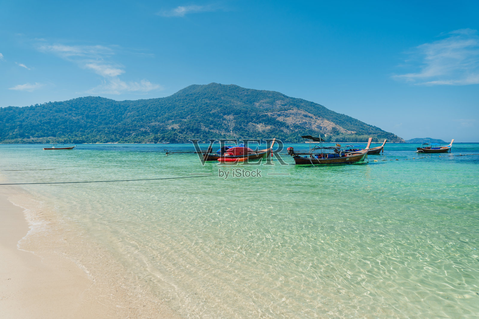 夏季和假期的海滩和清澈的蓝色海水照片摄影图片