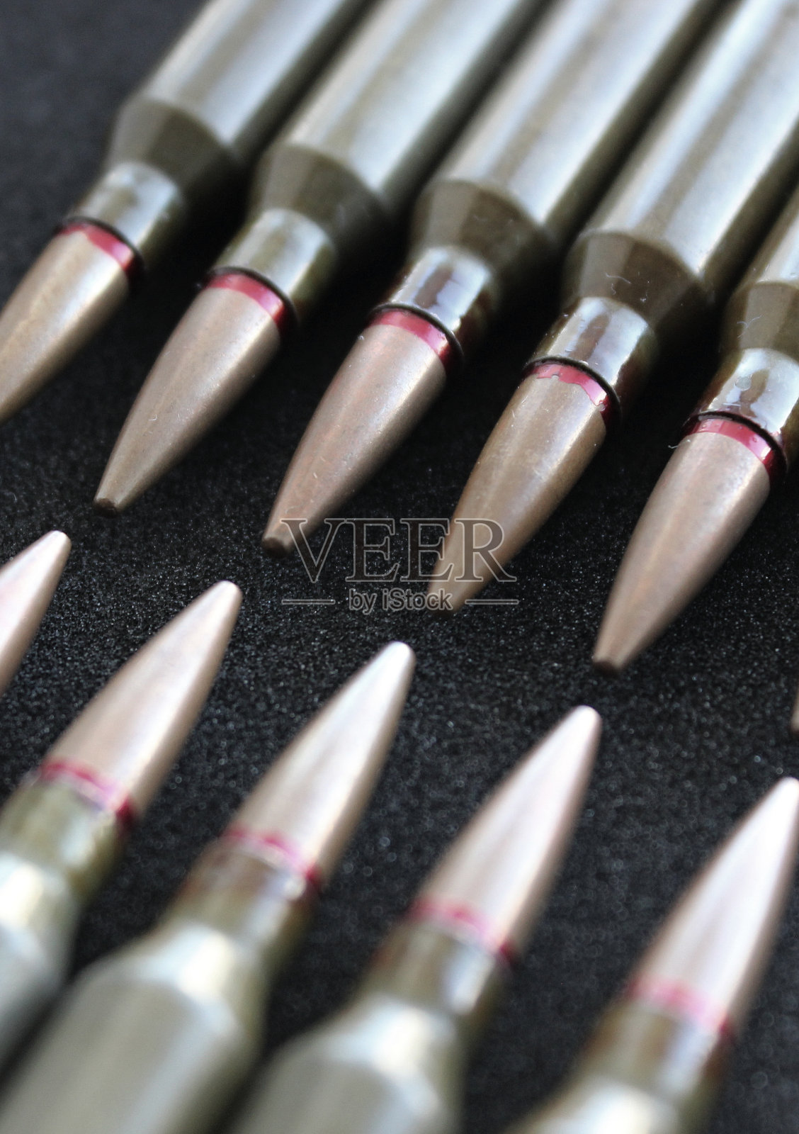 子弹在头部对头部的顺序在黑色天鹅绒内饰特写视图照片摄影图片