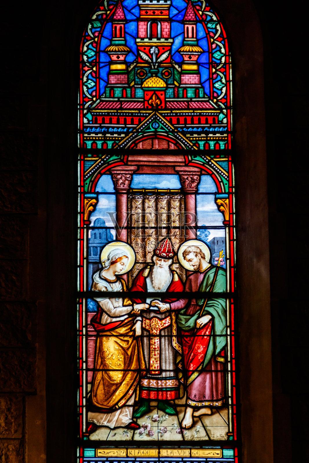 法国尼斯市中心尼斯圣母院大教堂的彩色玻璃照片摄影图片