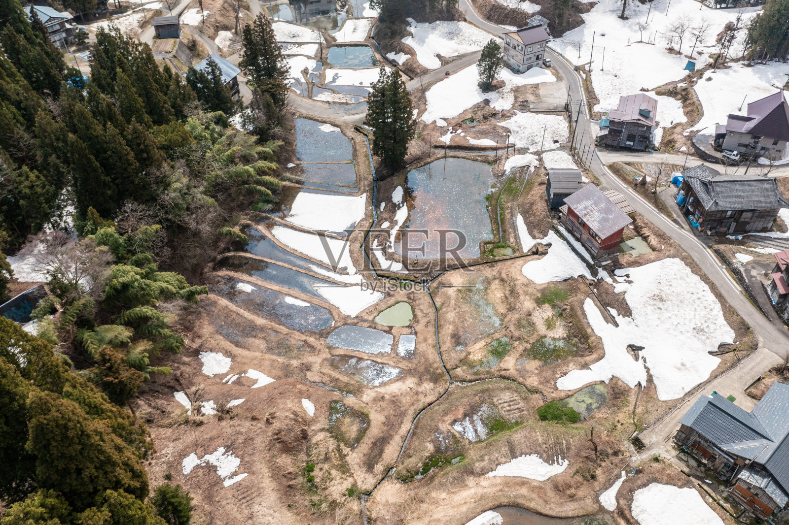 无人机拍摄的照片:积雪融化的梯田照片摄影图片