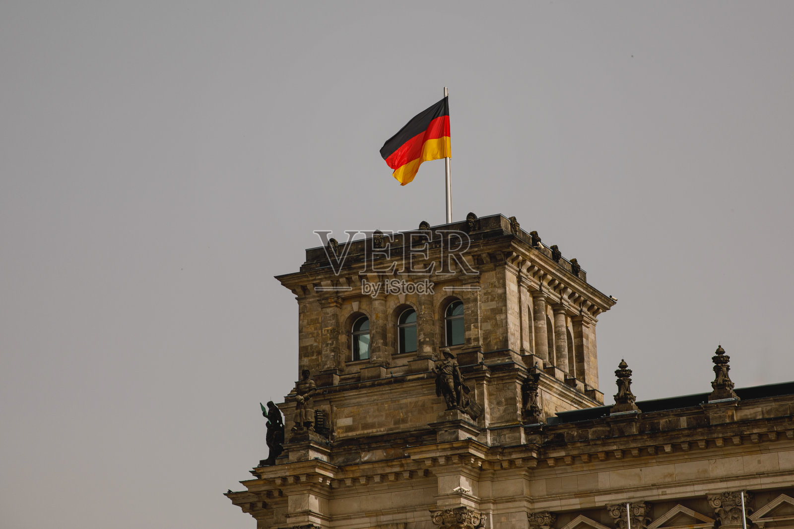 楼塔上的德国国旗。照片摄影图片