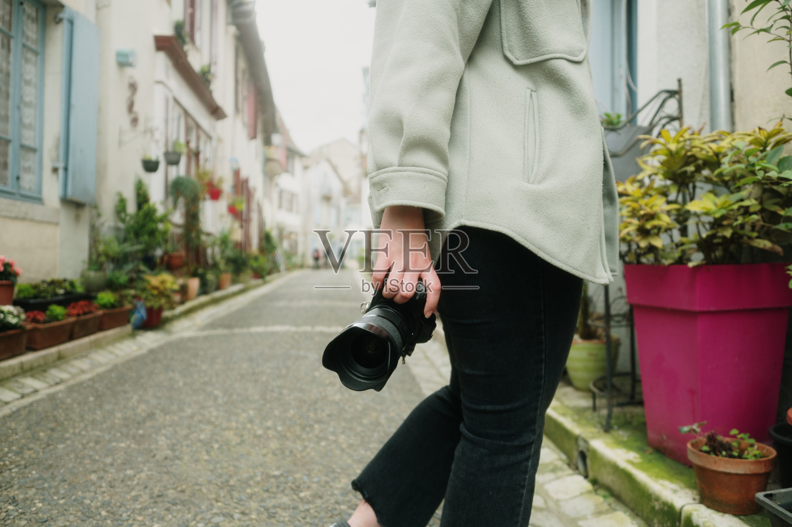 手持数码单反相机的妇女照片摄影图片