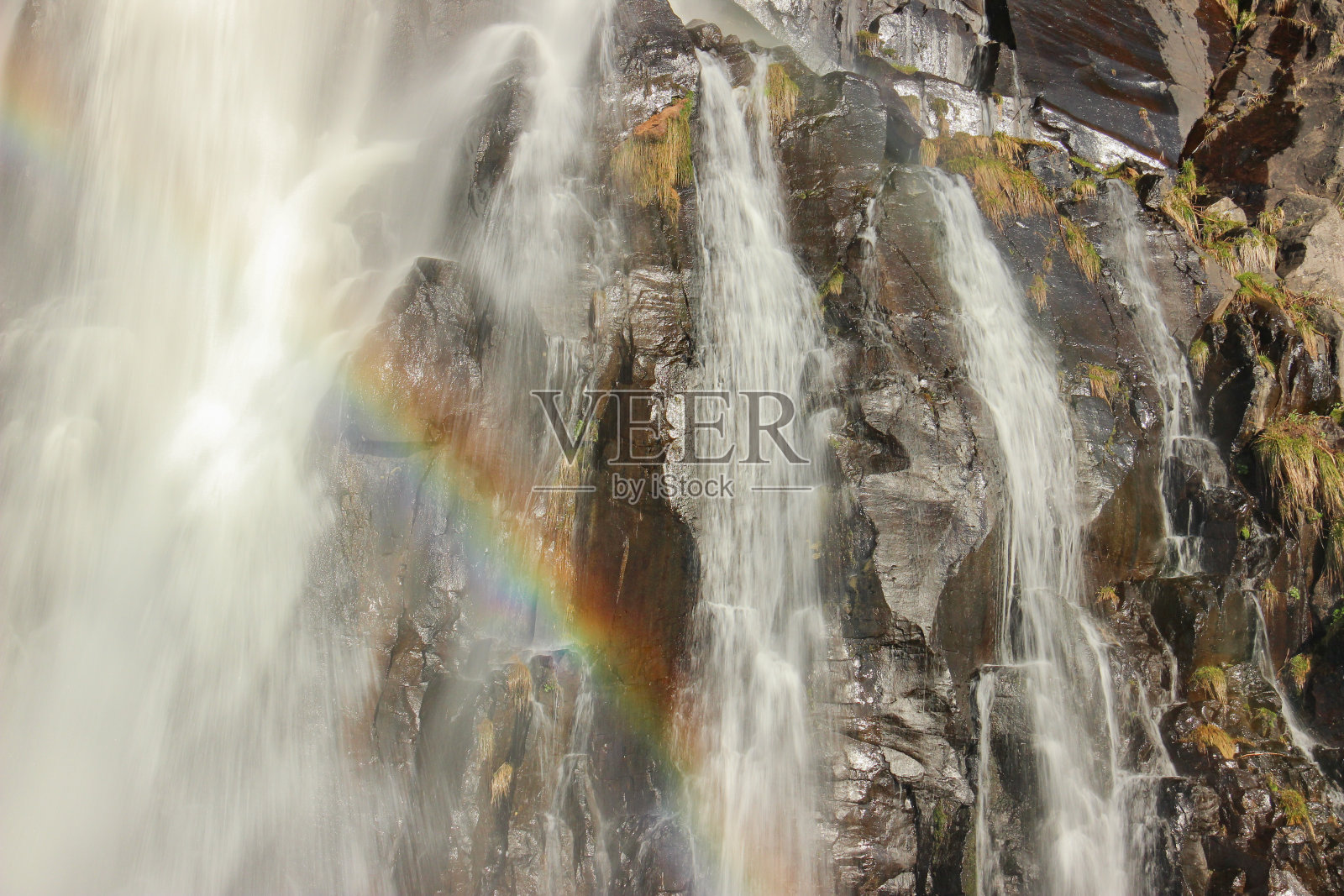 瀑布上的彩虹照片摄影图片