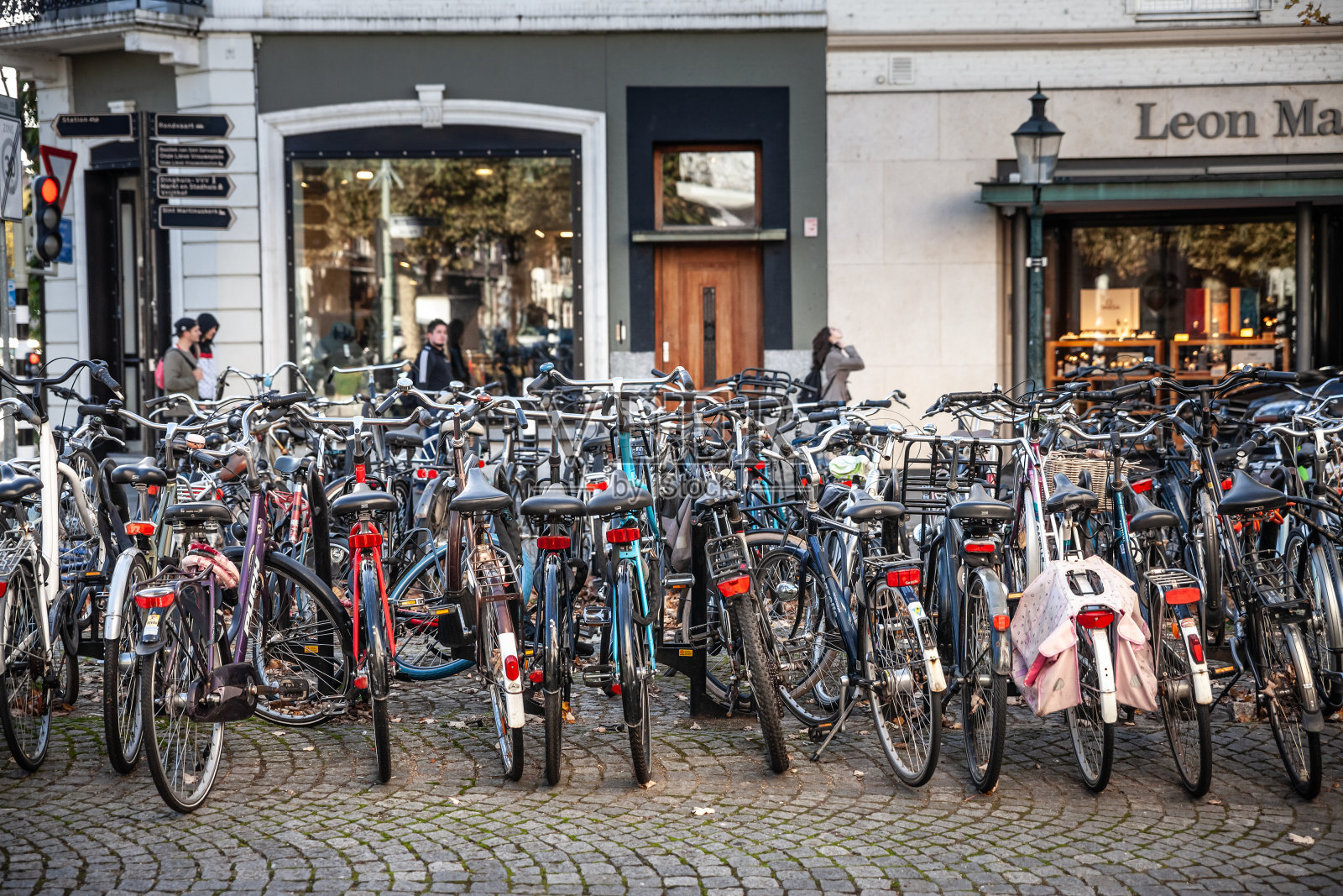 选择性模糊上自行车，停在自行车停车场，在马斯特里赫特市中心，由步行街。自行车和自行车是荷兰的象征。照片摄影图片
