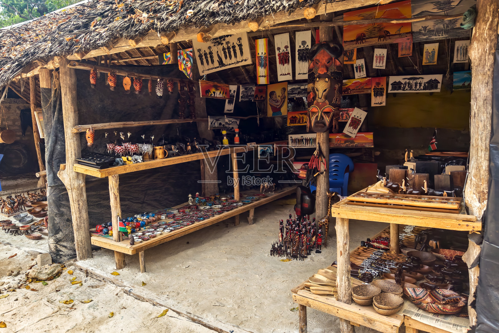 海滩上的街边商店里有各种各样的非洲纪念品。照片摄影图片