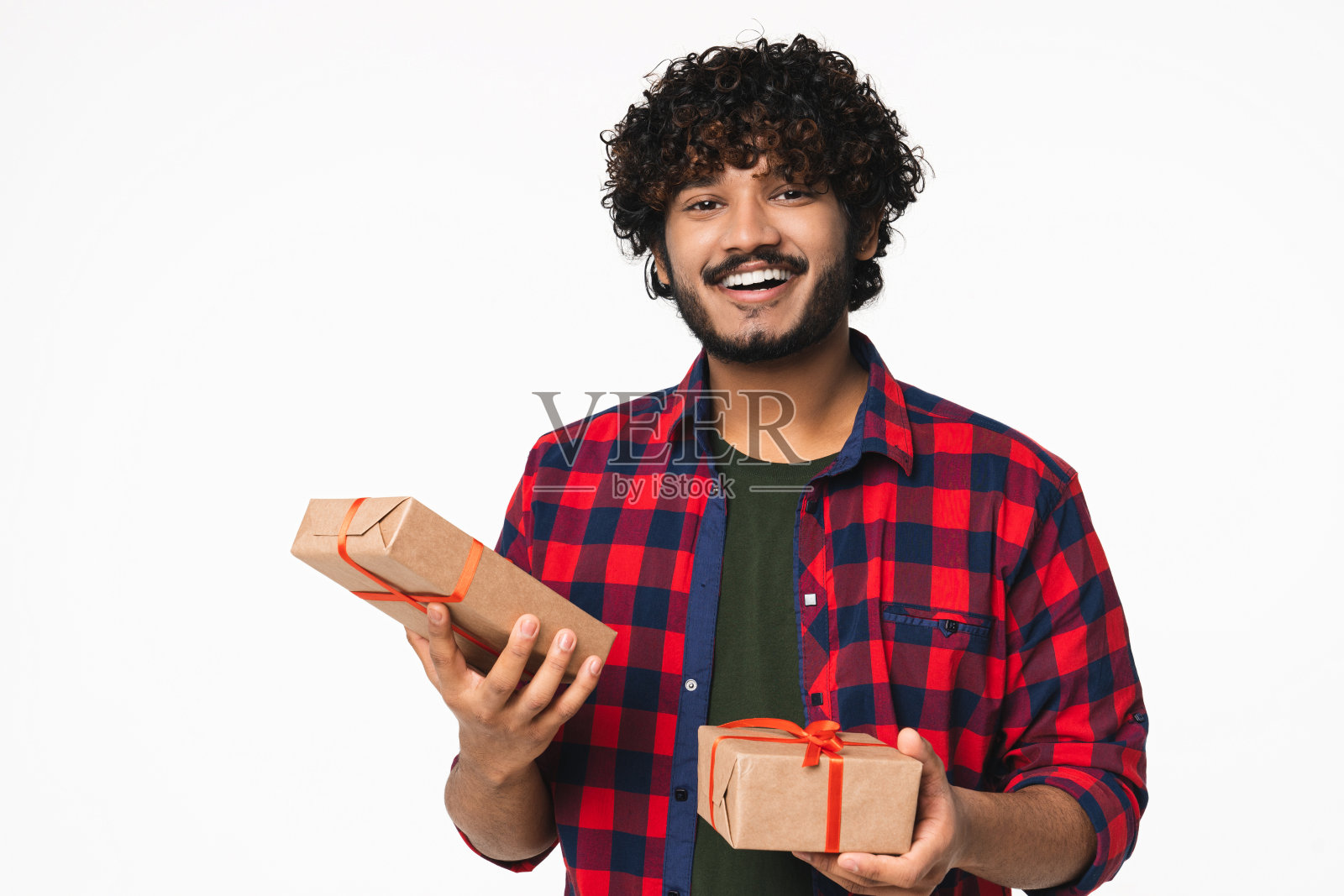 快乐的年轻印度男子收到生日礼物孤立在白色背景。照片摄影图片