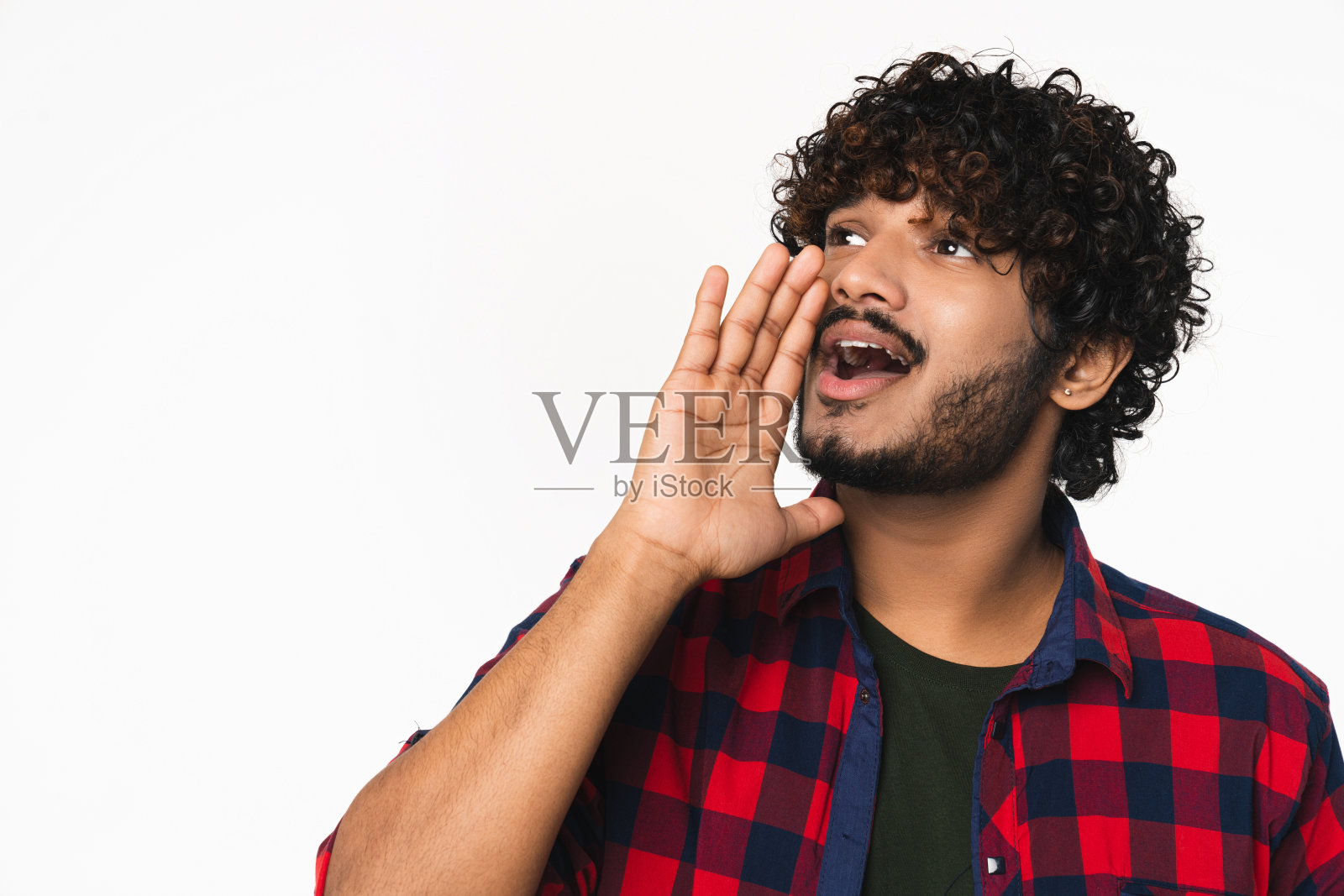 年轻的印度男子用手在白色背景上大喊大叫。照片摄影图片