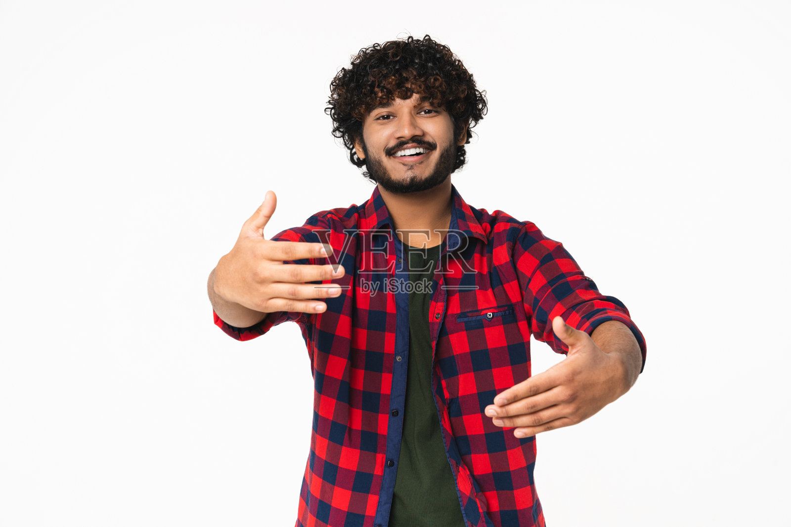 可爱的年轻印度男人对着镜头微笑照片摄影图片