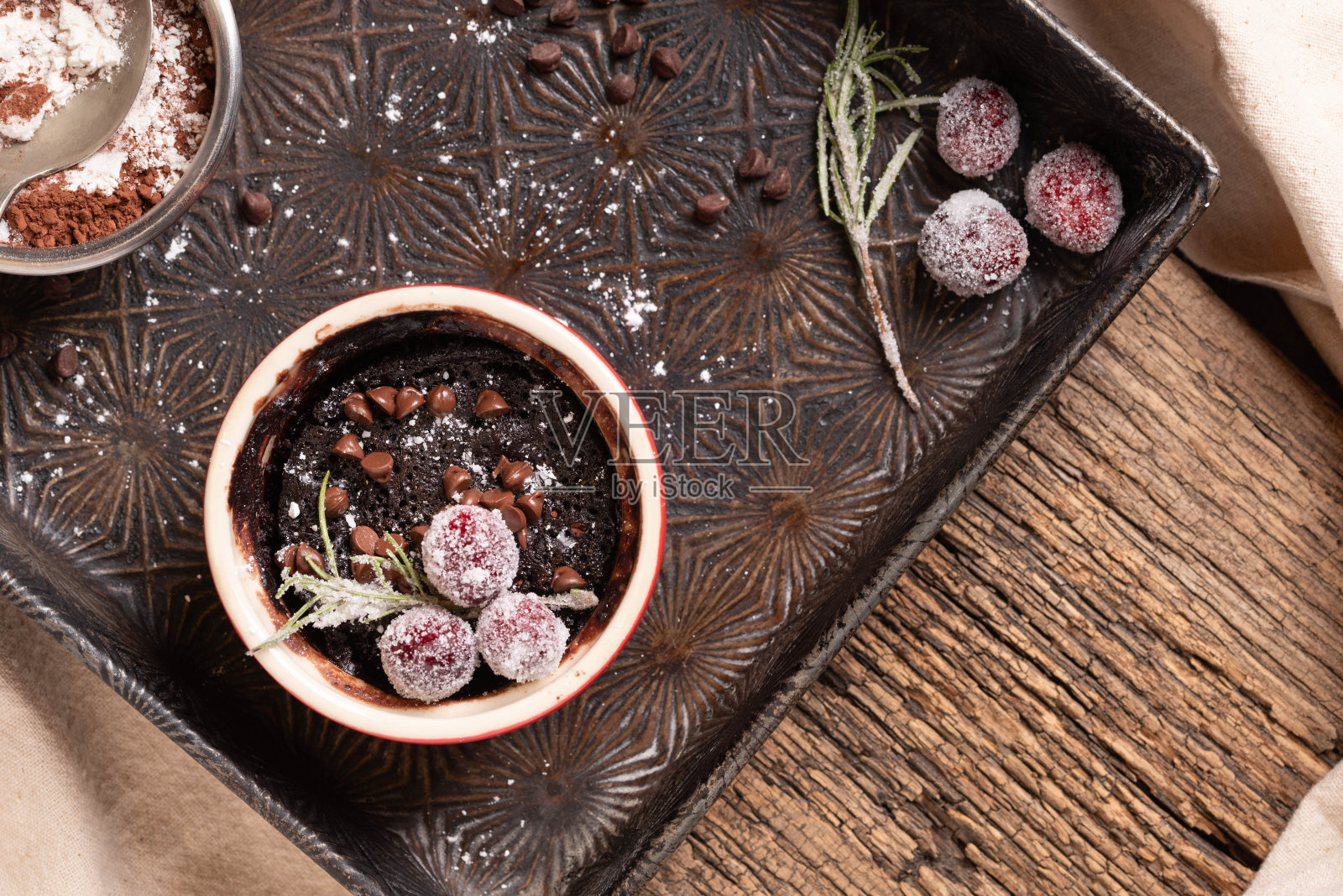 单独的巧克力布朗尼杯。照片摄影图片