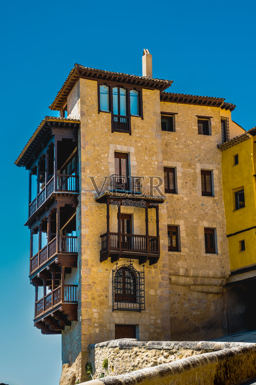 昆卡省悬崖上的悬屋。照片摄影图片