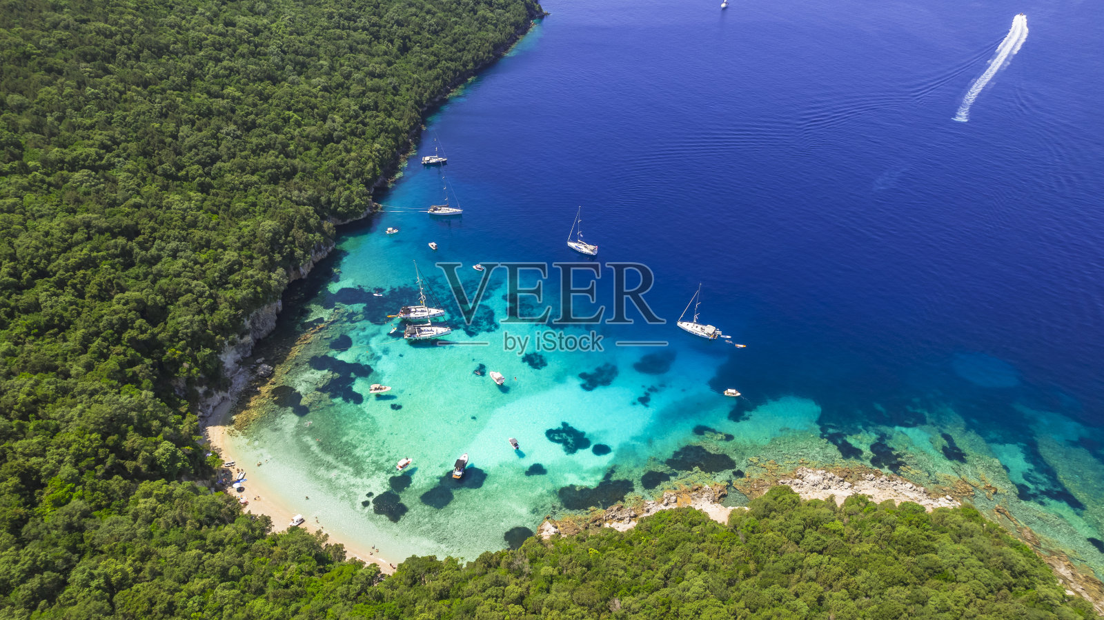 西沃塔-令人惊叹的空中无人机视频的绿松石海被称为蓝色泻湖和白色沙滩。伊庇鲁斯，希腊暑假照片摄影图片