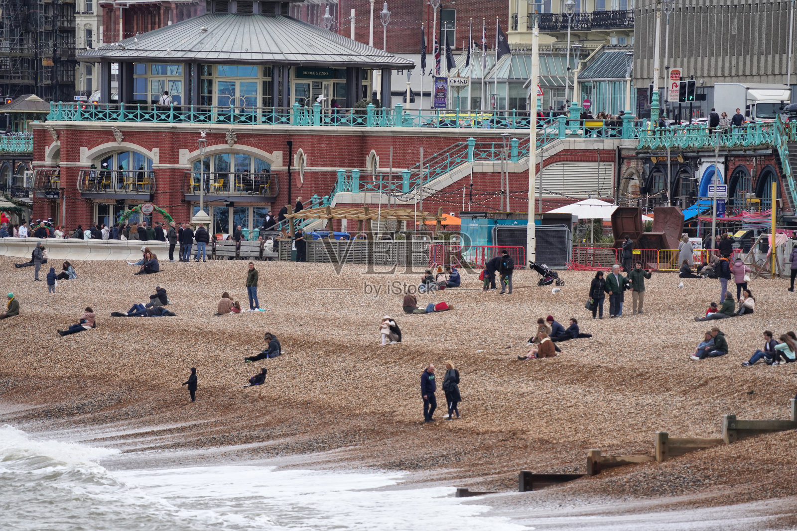 在英国东萨塞克斯布莱顿和霍夫城市景观附近的沙滩上，人们眺望着大西洋和英吉利海峡照片摄影图片