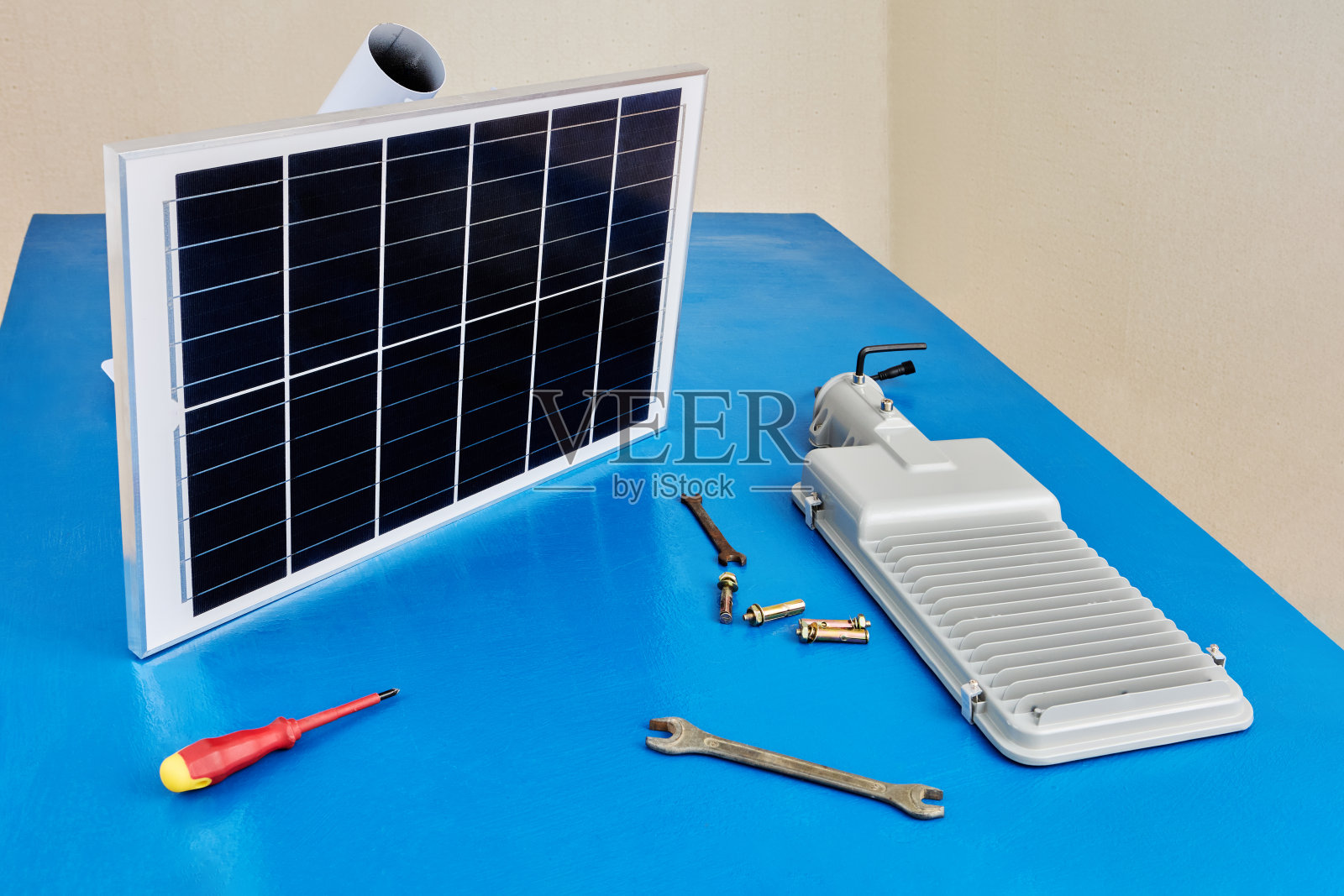 独立组装安装台，带太阳能组件的无绳LED路灯。照片摄影图片