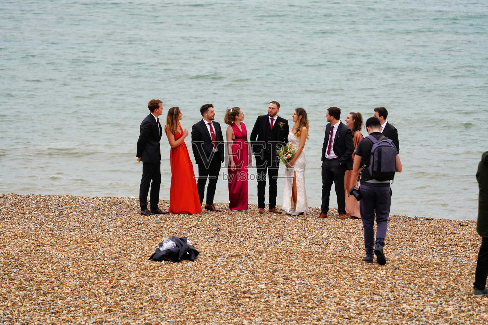 英国布莱顿金斯路海滩婚礼人群，东萨塞克斯郡海滩游客照片摄影图片