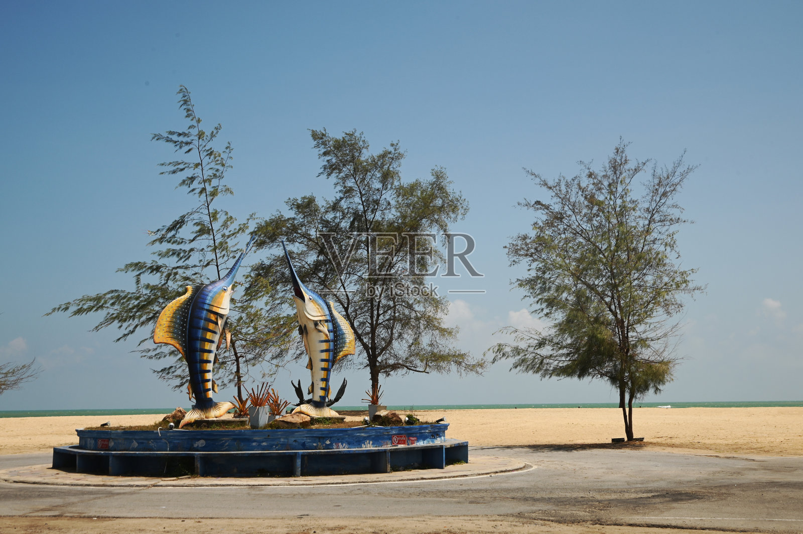 帕纳雷海滩的鱼雕像是一个美丽、干净的白色海滩。周围长有阴凉的松树，很漂亮，适合放松。照片摄影图片