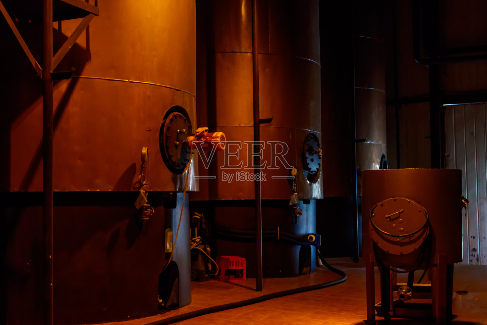 酿酒厂用于葡萄酒发酵的钢罐照片摄影图片