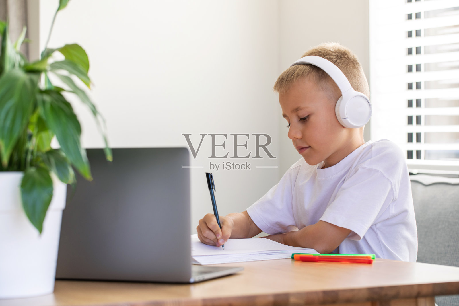 一个可爱的男孩正在网上学校学习。教育的概念。照片摄影图片