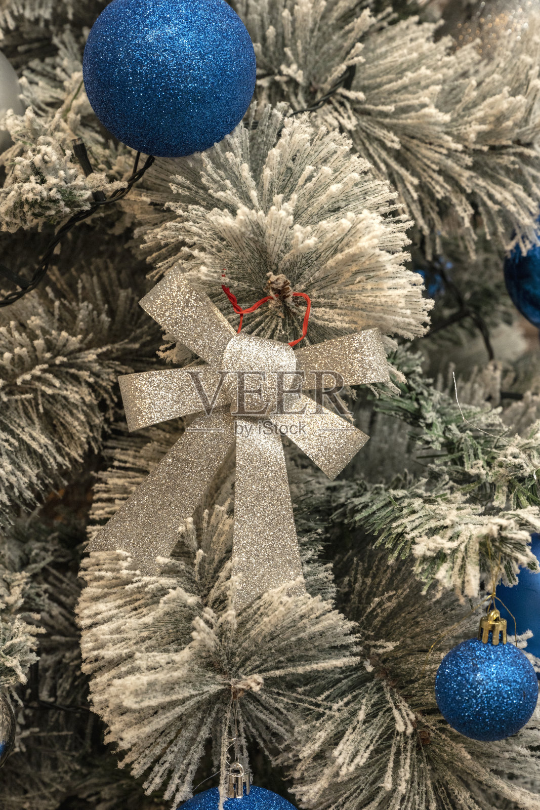 圣诞树和圣诞装饰品。照片摄影图片