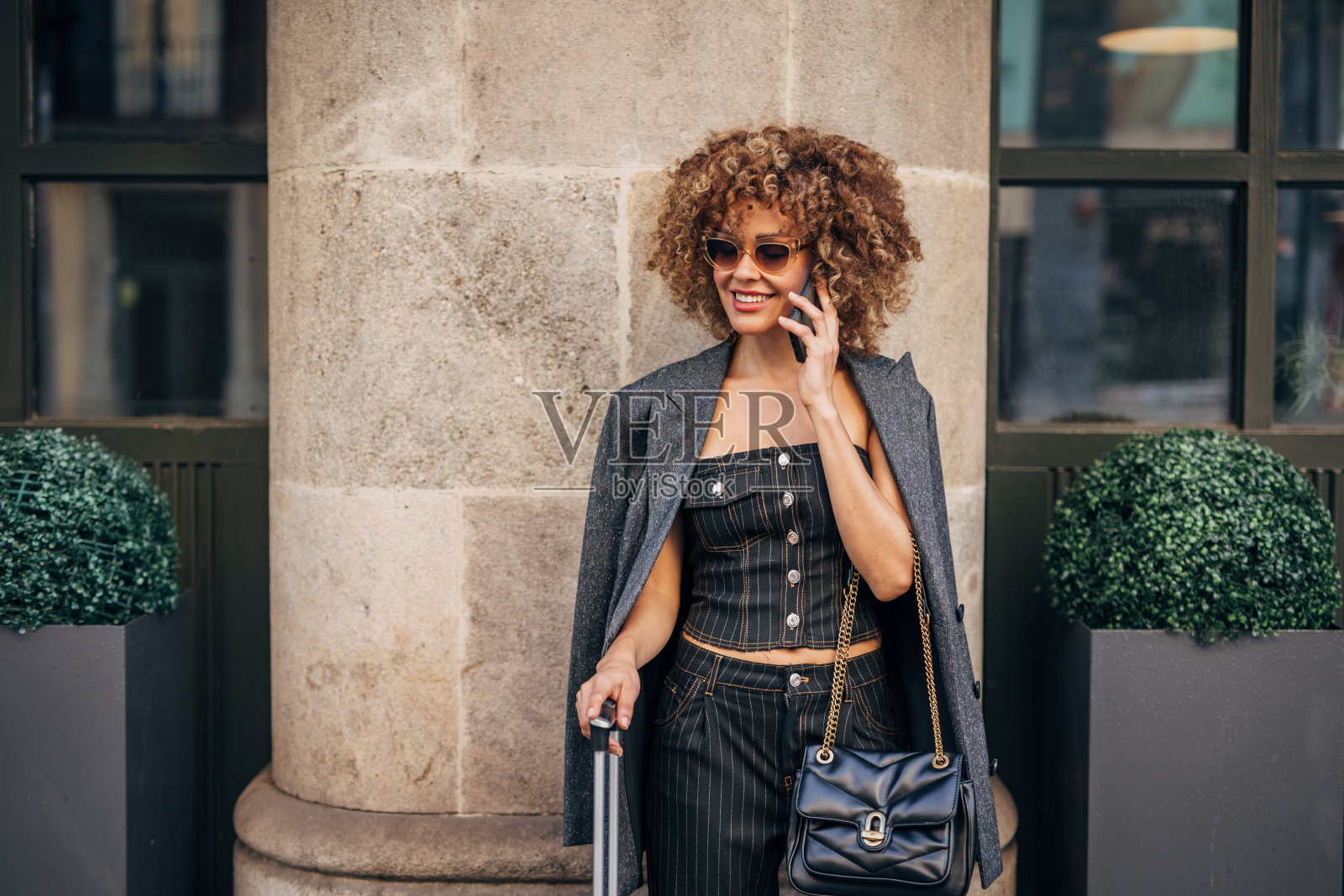 时尚女人在城市里用智能手机聊天照片摄影图片