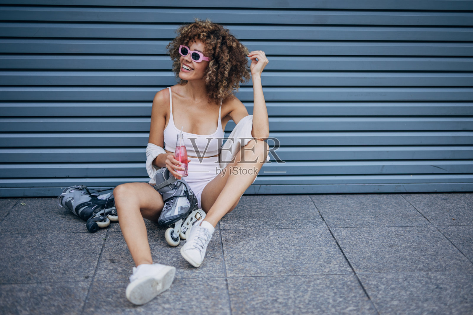 时髦的都市女性在街上放松照片摄影图片