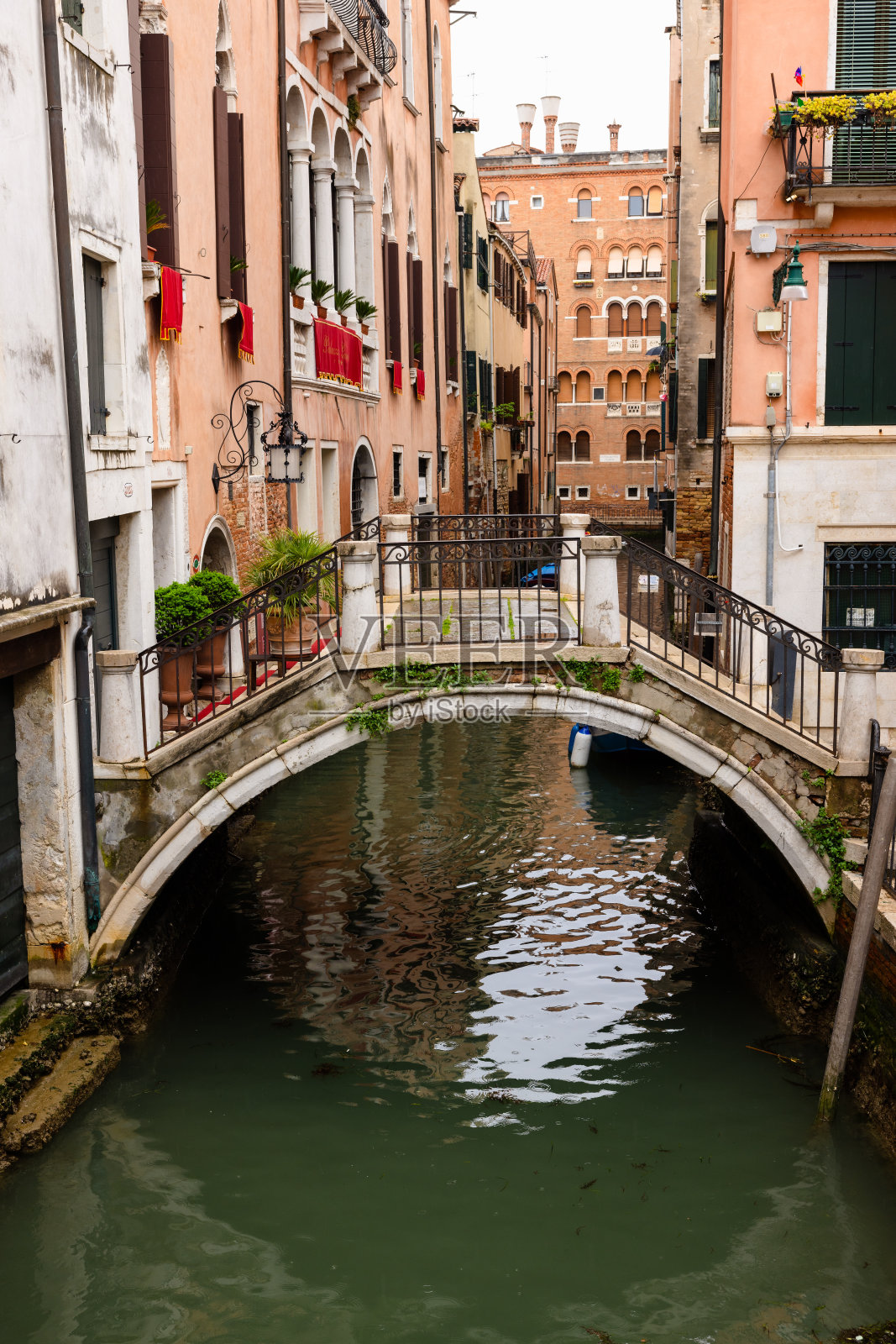 威尼斯狭窄的运河照片摄影图片