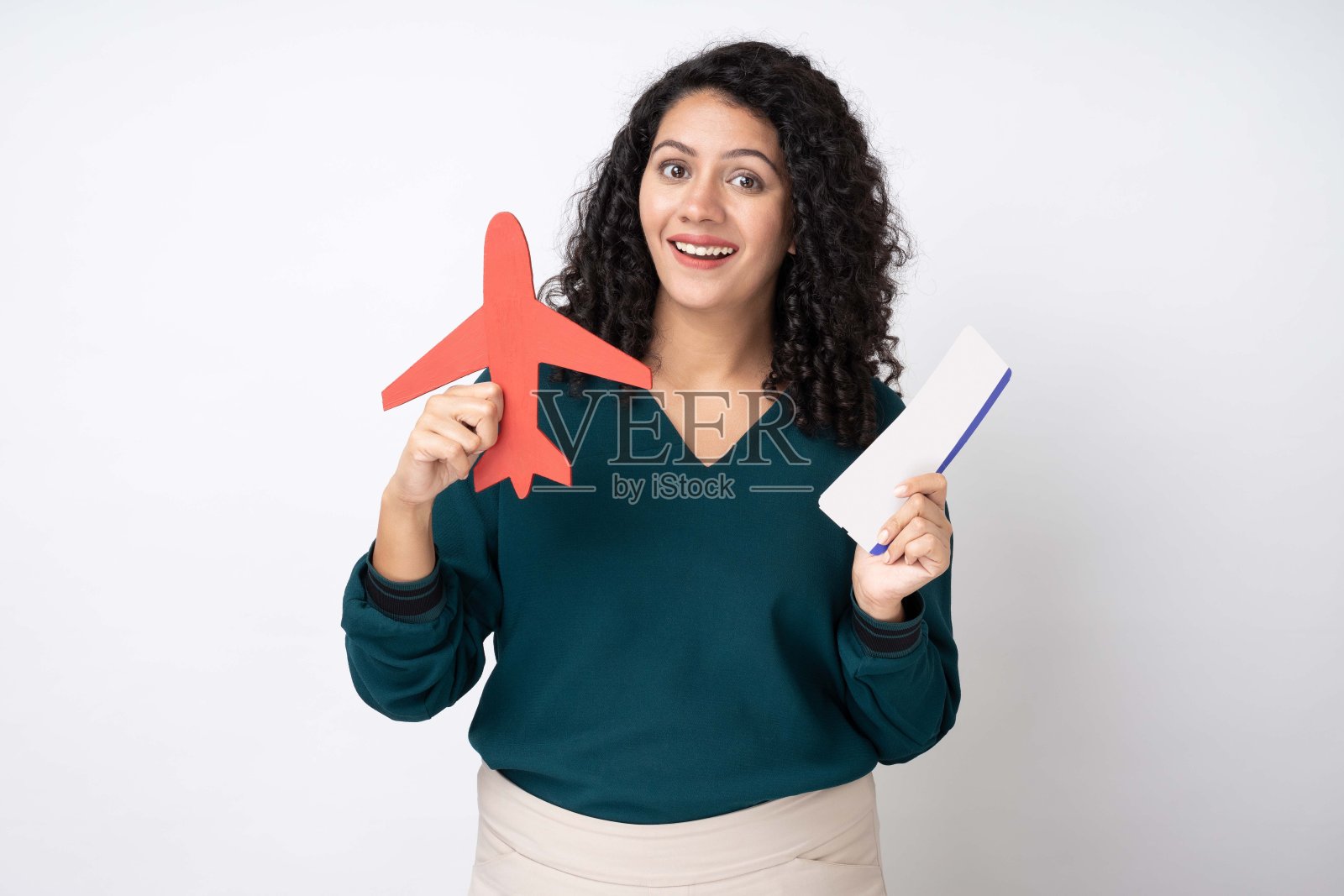 年轻的女商人的肖像与卷曲的发型穿时髦的聪明的休闲服装孤立的白色背景股票照片照片摄影图片