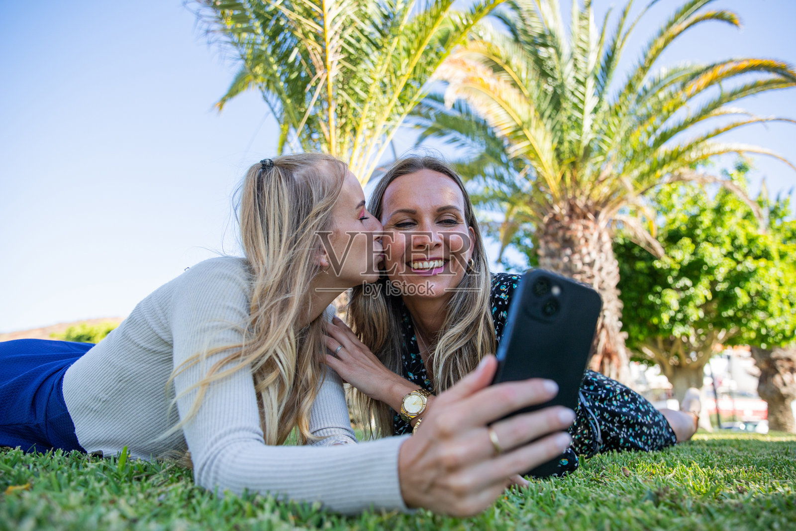 母女俩在公园自拍照片摄影图片