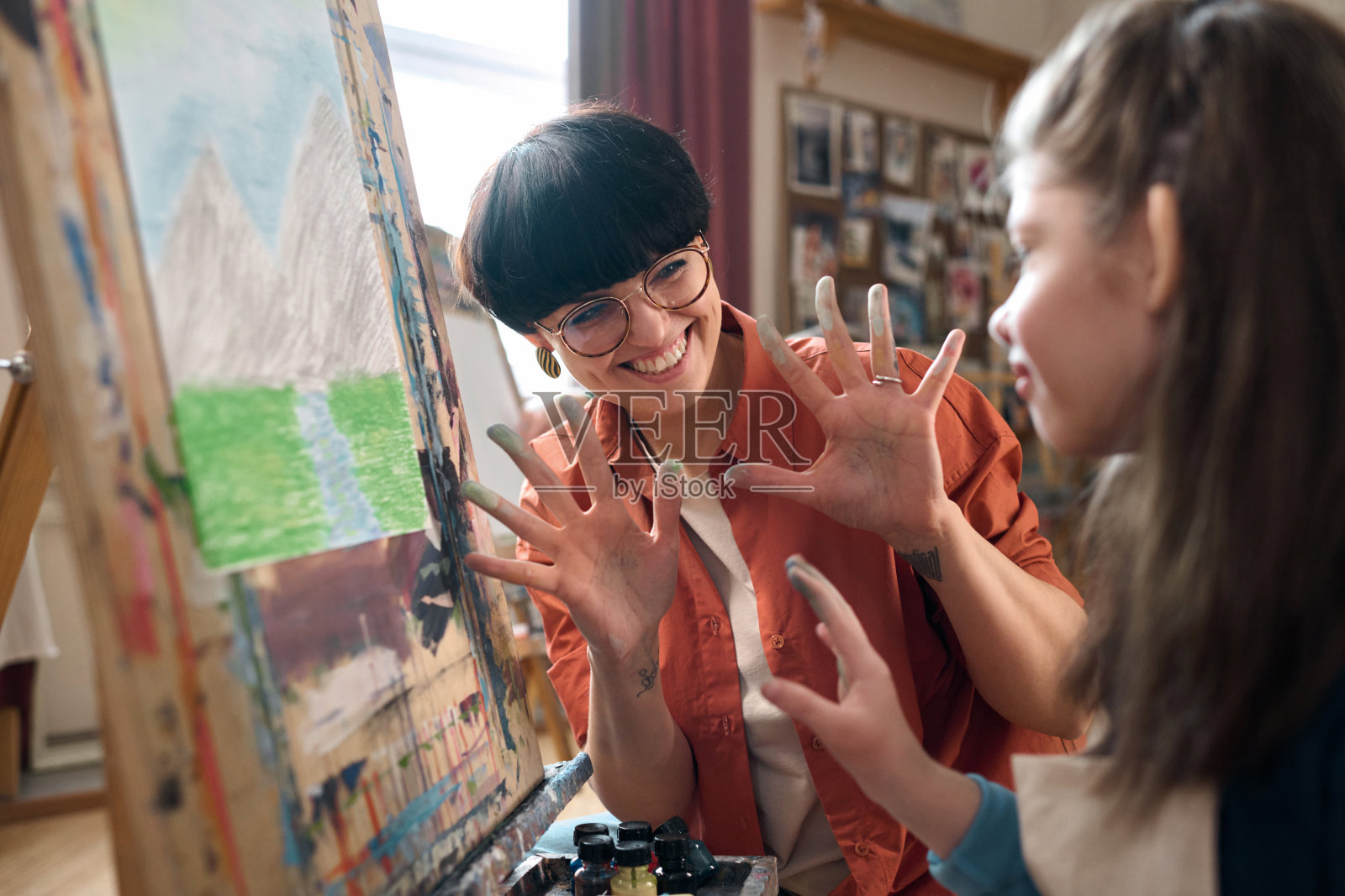 有趣的老师在美术课上与孩子们一起工作照片摄影图片