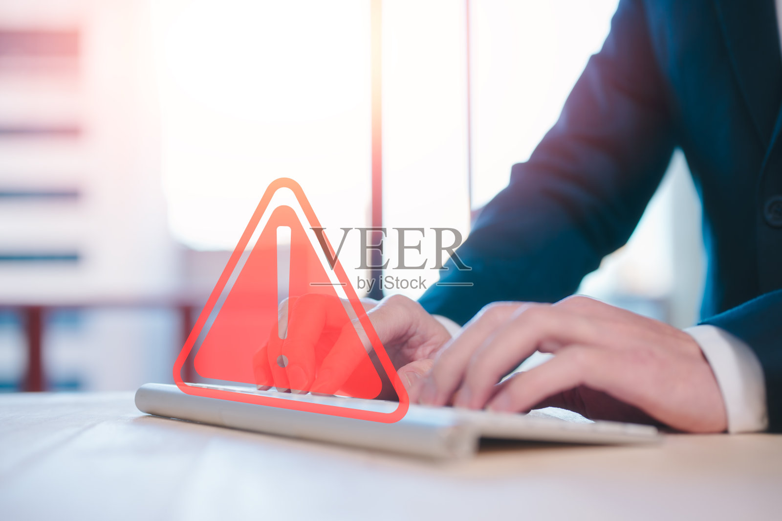 internet网络的风险与网络安全商人使用带有三角警告惊叹号的电脑键盘通知错误和维护概念照片摄影图片