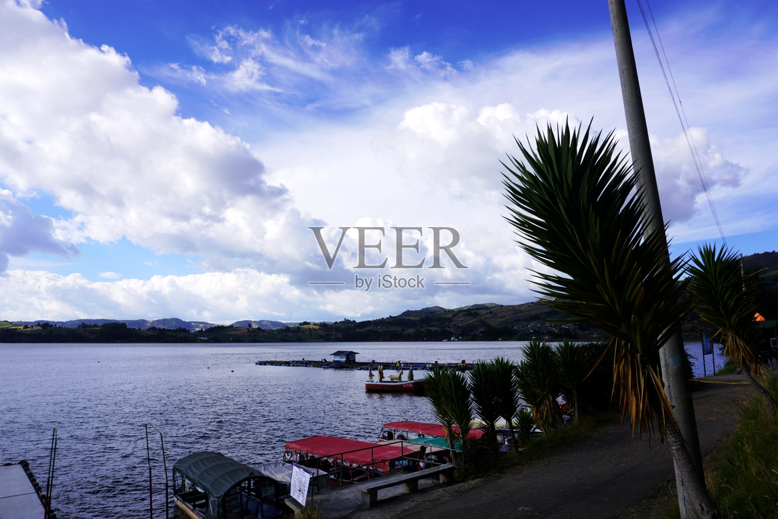 从码头看托塔湖。照片摄影图片