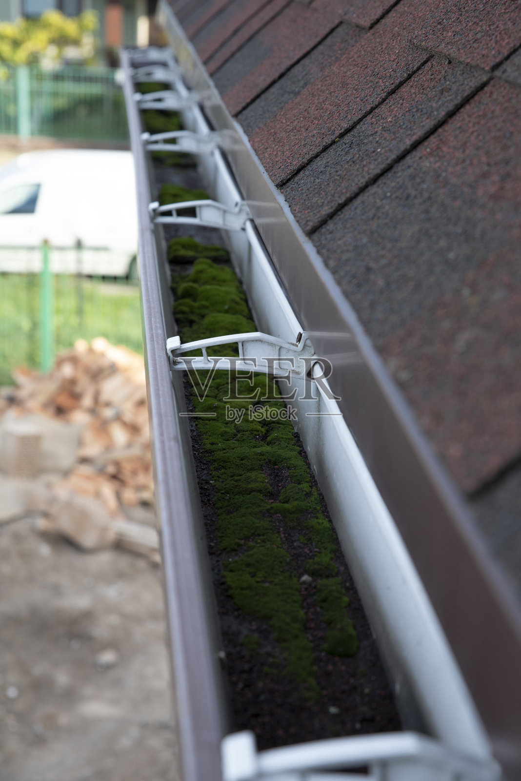 排水沟系统被污垢和苔藓堵塞了照片摄影图片