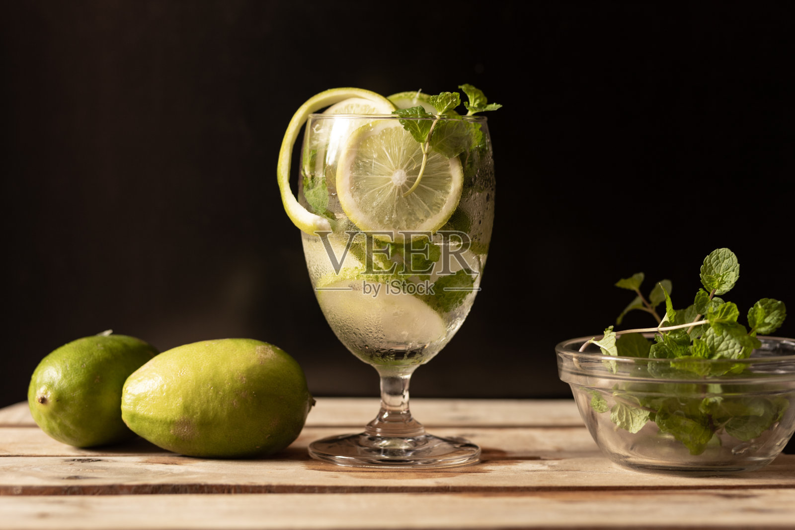 薄荷柠檬混合，完美的夏日清凉。照片摄影图片