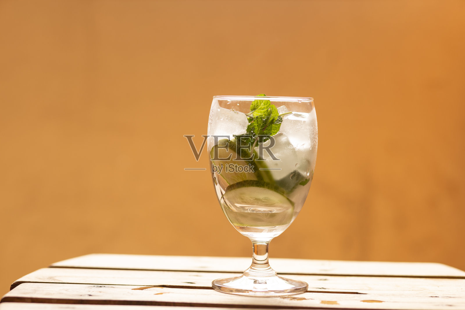 薄荷柠檬混合，完美的夏日清凉。照片摄影图片