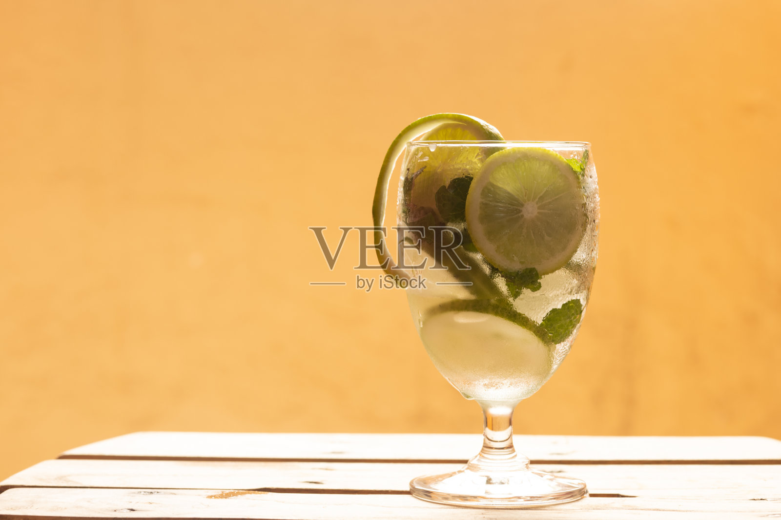 薄荷柠檬混合，完美的夏日清凉。照片摄影图片