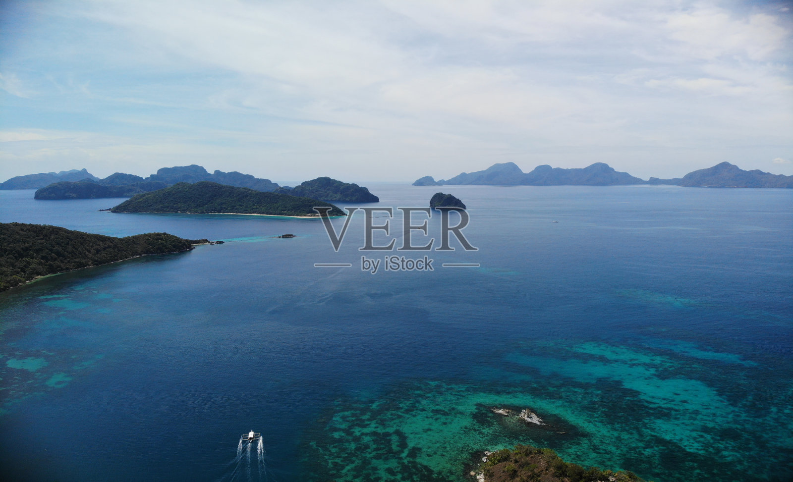 石灰岩岛屿，鸟瞰图照片摄影图片