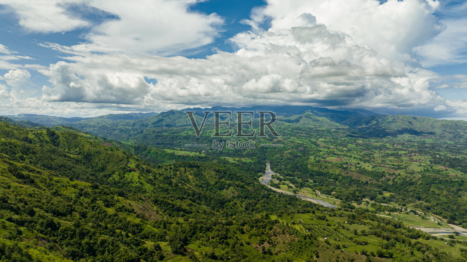 山谷中有农田。菲律宾。照片摄影图片