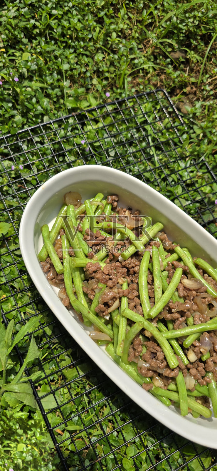 串串的绿豆或法国豆与碎牛肉一起炒或炒，在印度尼西亚被称为Tumis buncis daging sapi cincang照片摄影图片