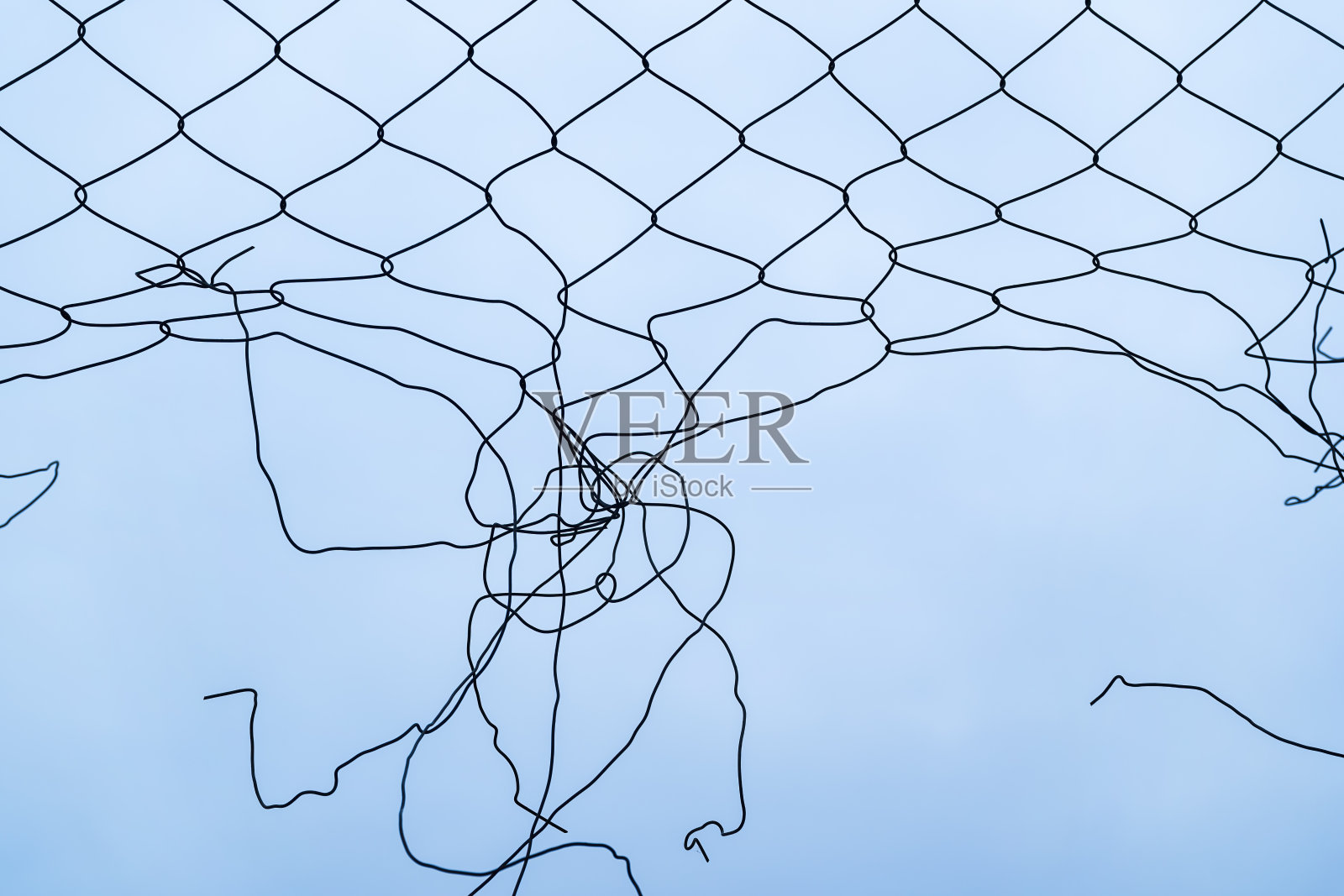 断断断断的铁链栅栏映着阴沉沉的冬日天空，自由的概念照片摄影图片