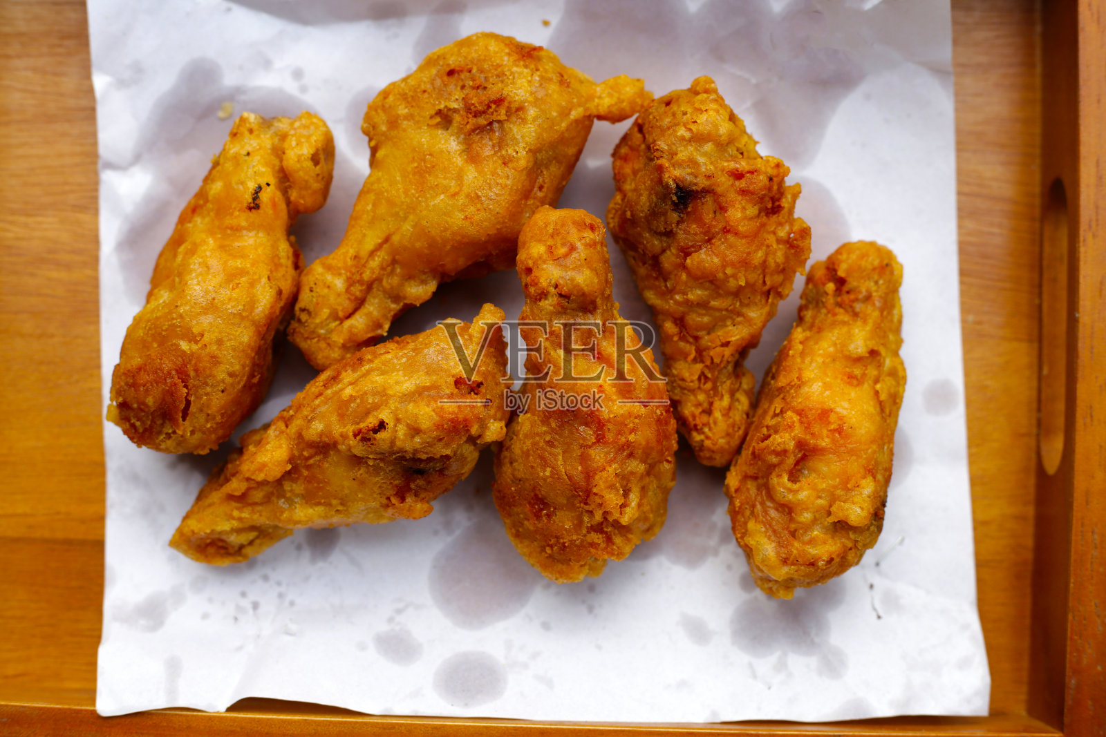 木托盘上的炸鸡照片摄影图片