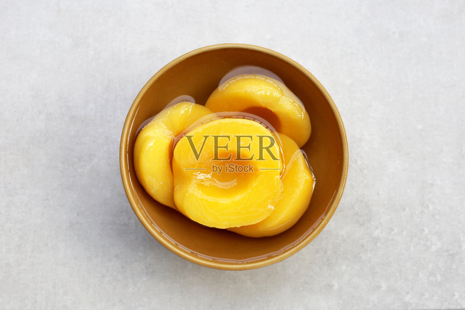 用糖浆泡桃子。水果甜点照片摄影图片