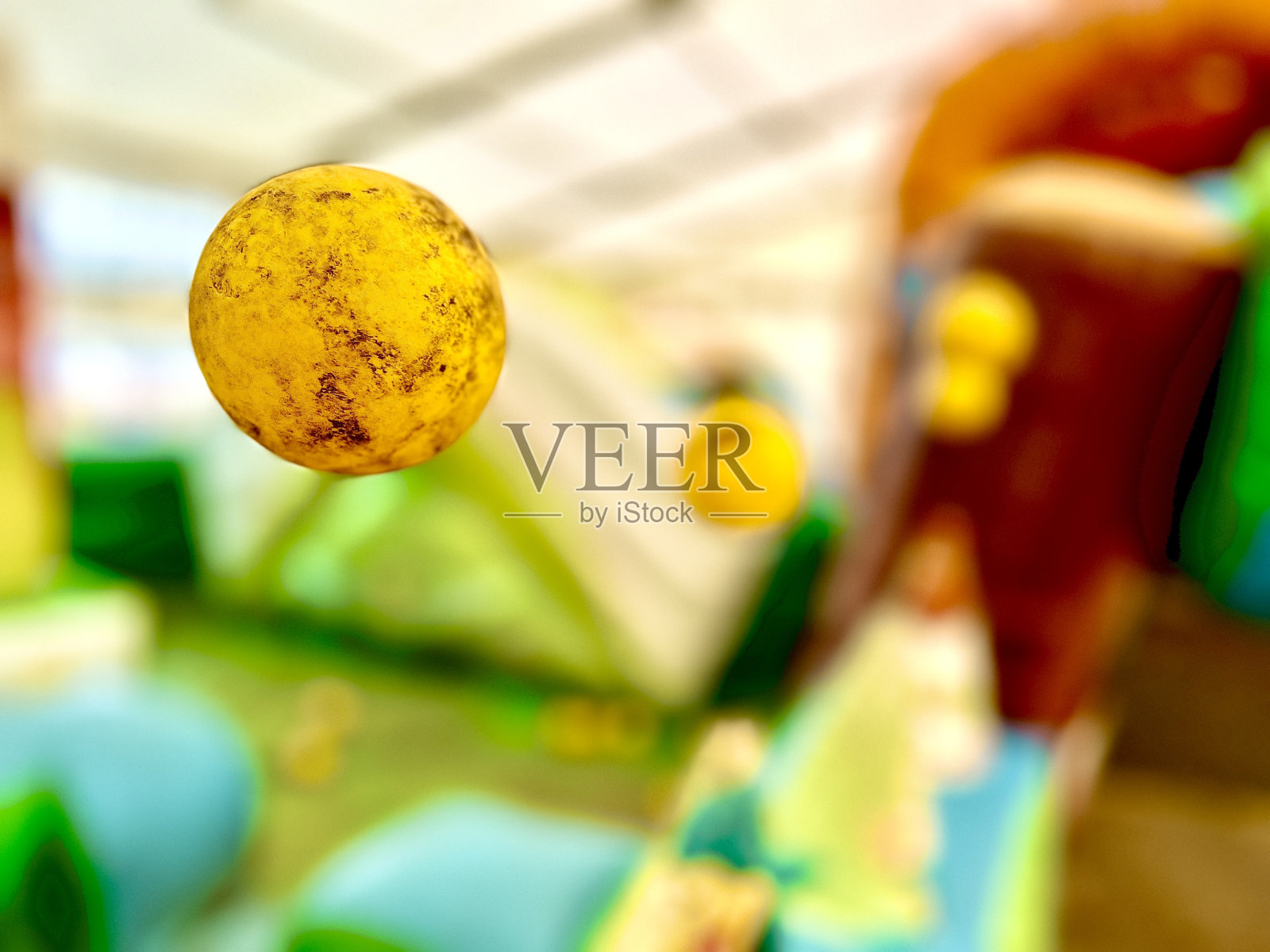 肮脏的黄色球在半空中照片摄影图片