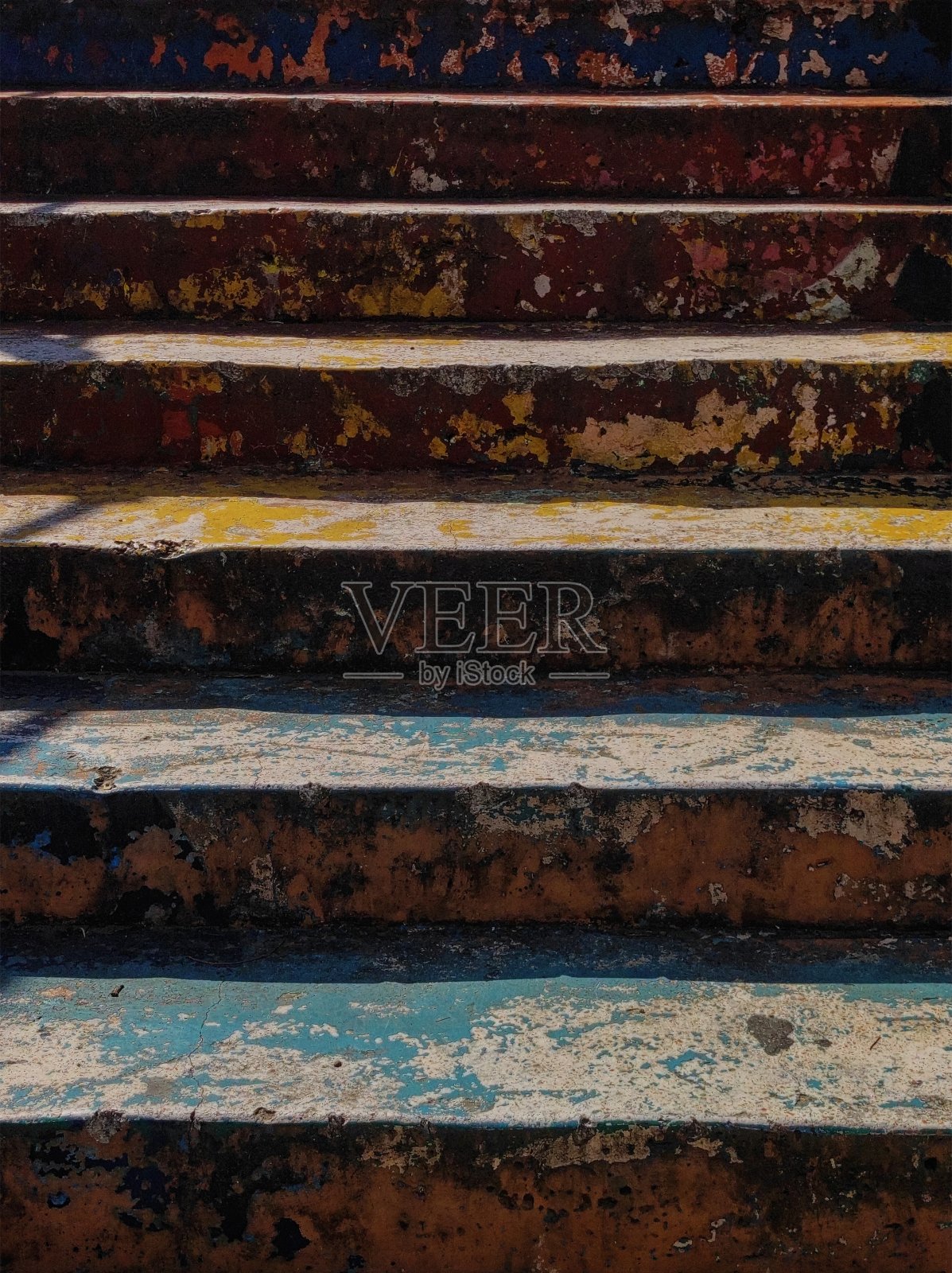 色彩斑斓的楼梯照片摄影图片