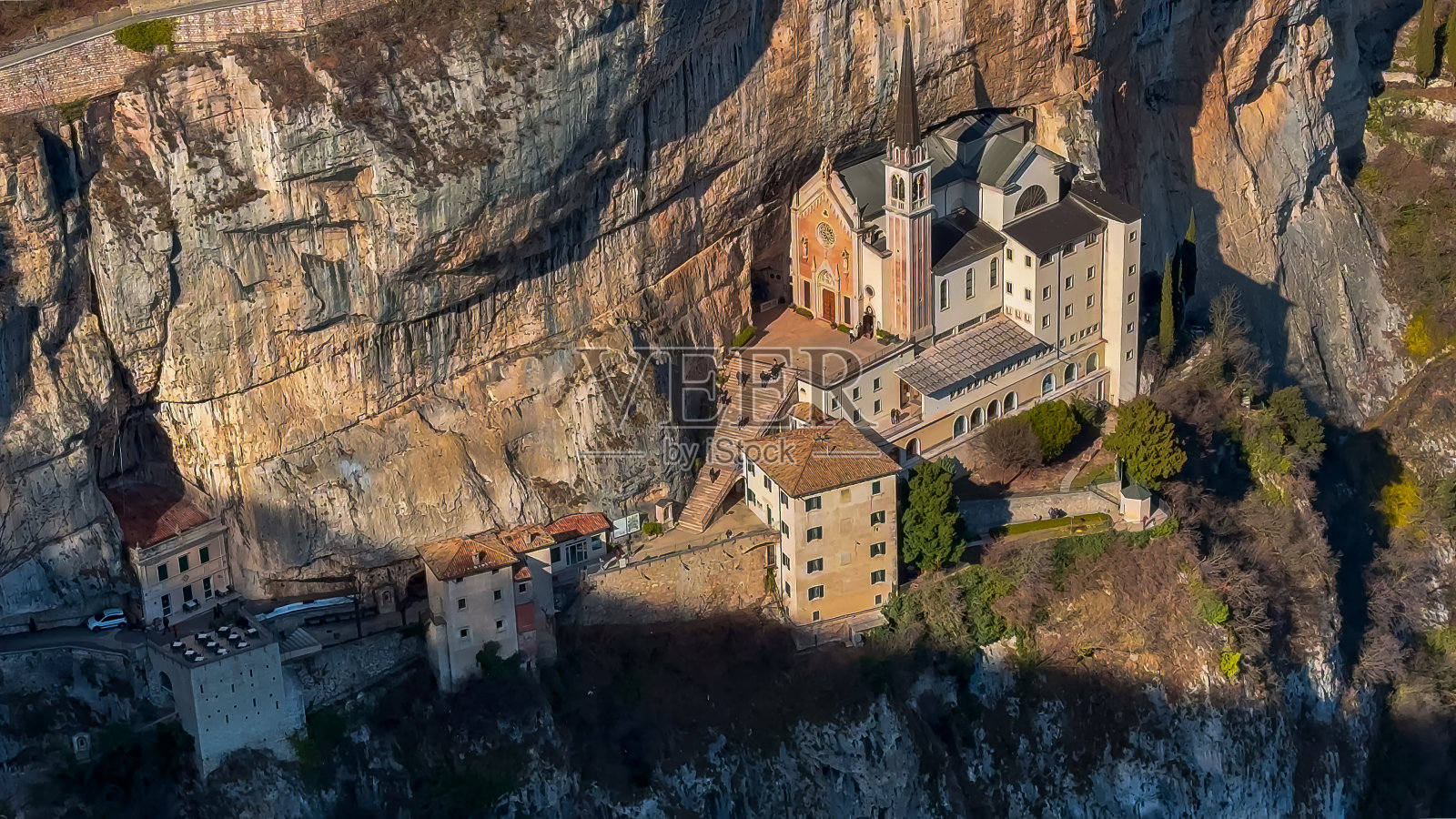 位于意大利维罗纳悬崖上的中世纪教堂圣塔里奥大教堂圣母德拉科罗娜照片摄影图片
