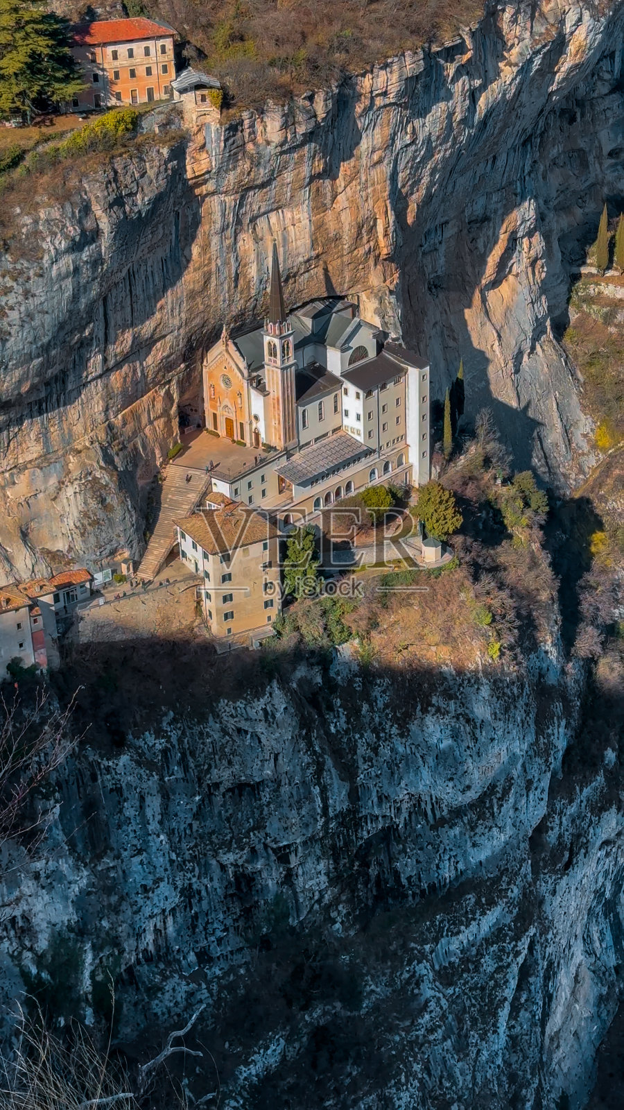 位于意大利维罗纳悬崖上的中世纪教堂圣塔里奥大教堂圣母德拉科罗娜照片摄影图片