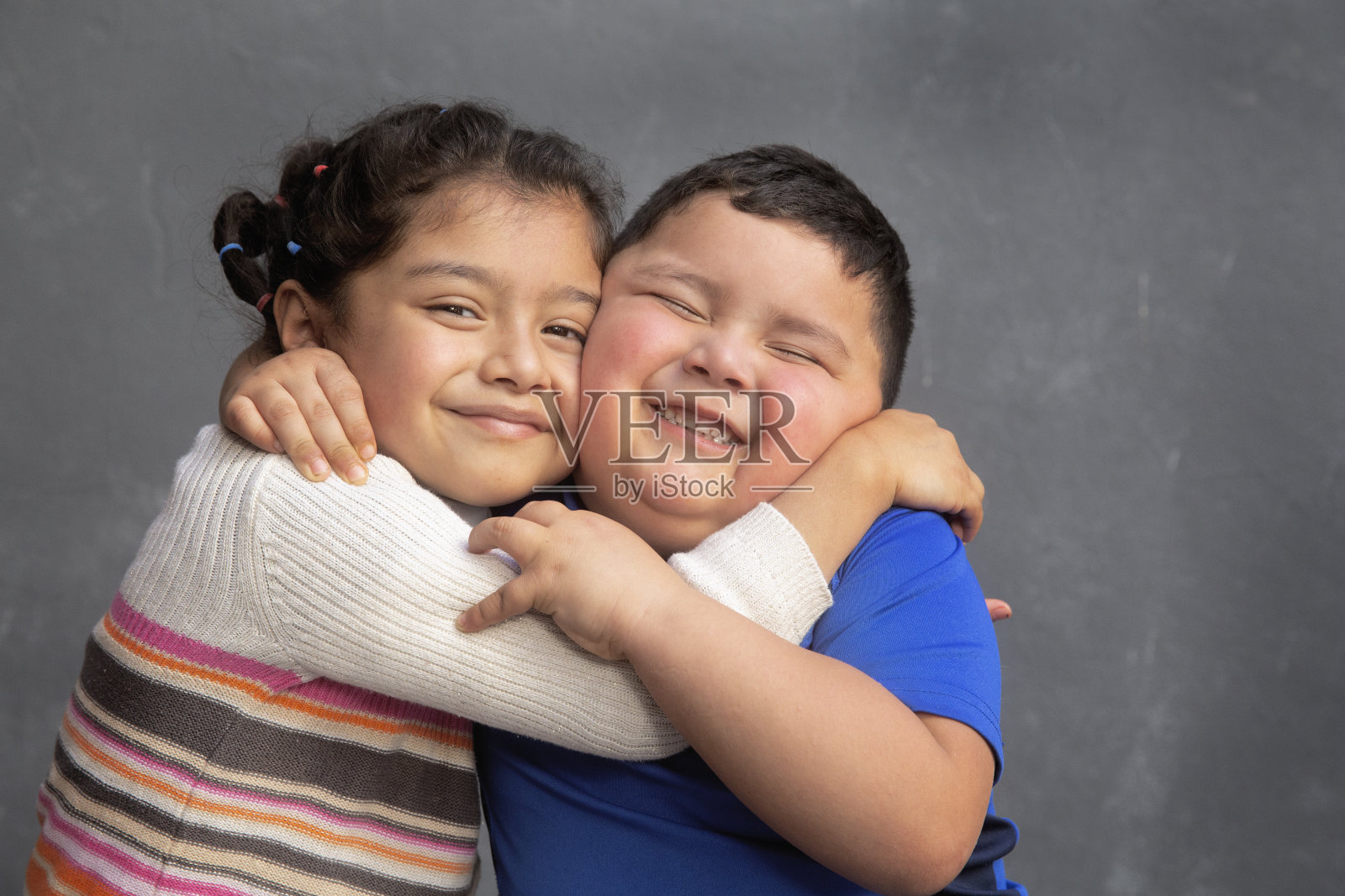 可爱的兄弟姐妹照片摄影图片