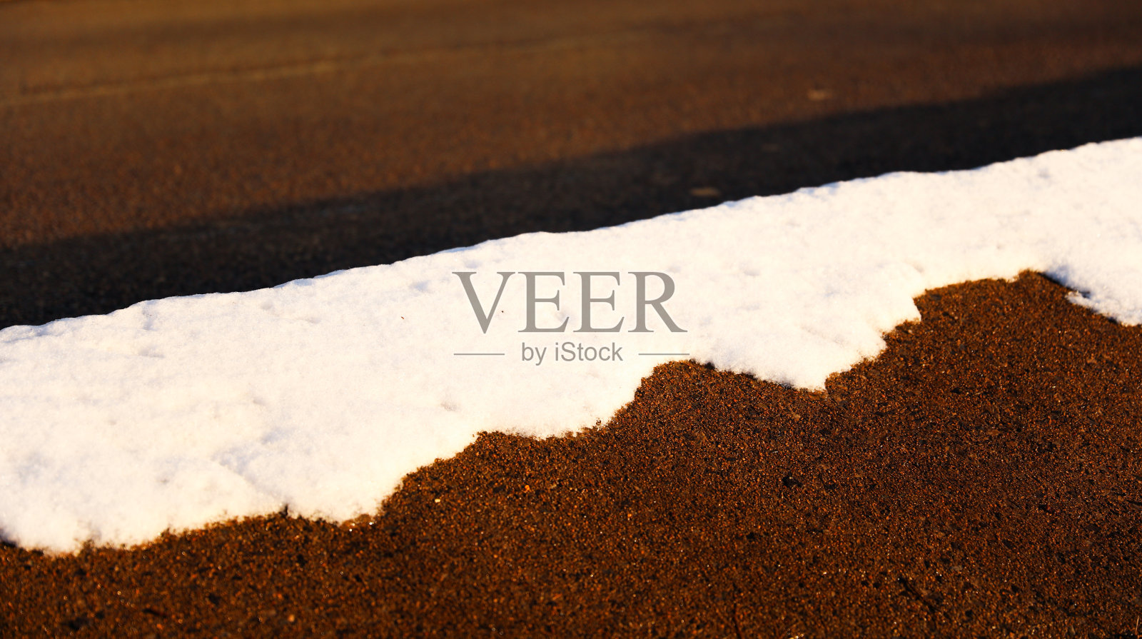 冬季仙境:冰雪覆盖着植物和街道，营造出一种宁静而神奇的氛围照片摄影图片