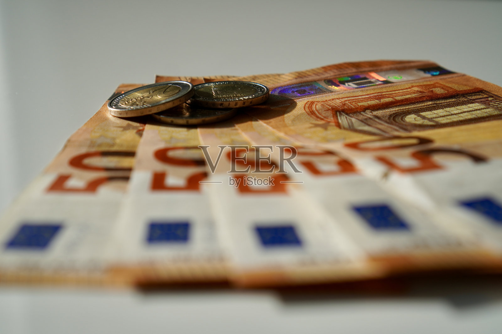 桌上有欧元硬币和欧元钞票照片摄影图片