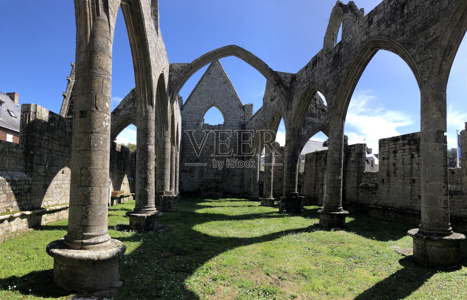 在法国卢瓦尔大西洋的滨海巴茨市，一座有开阔道路的老教堂照片摄影图片