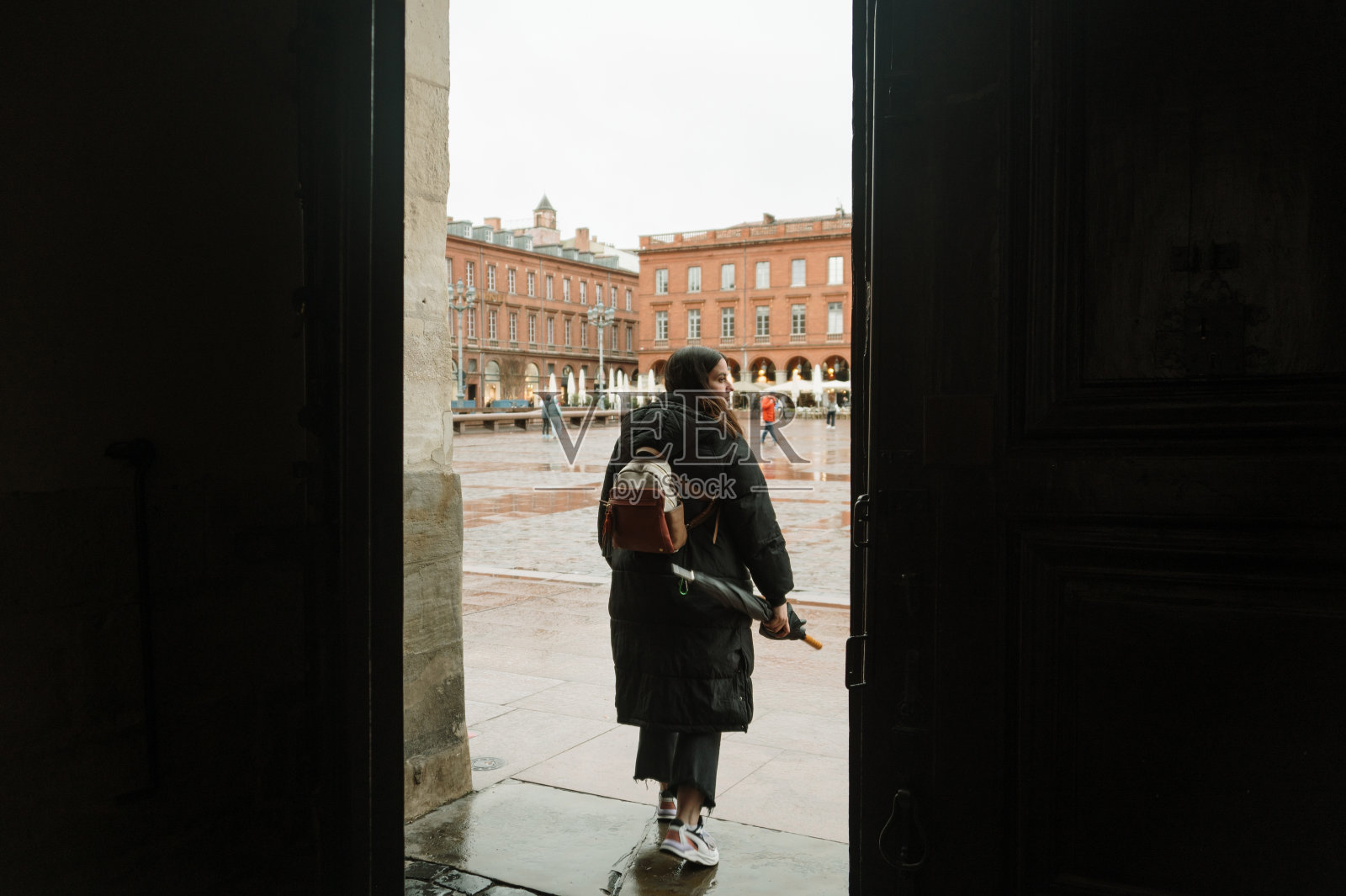 年轻的女游客照片摄影图片