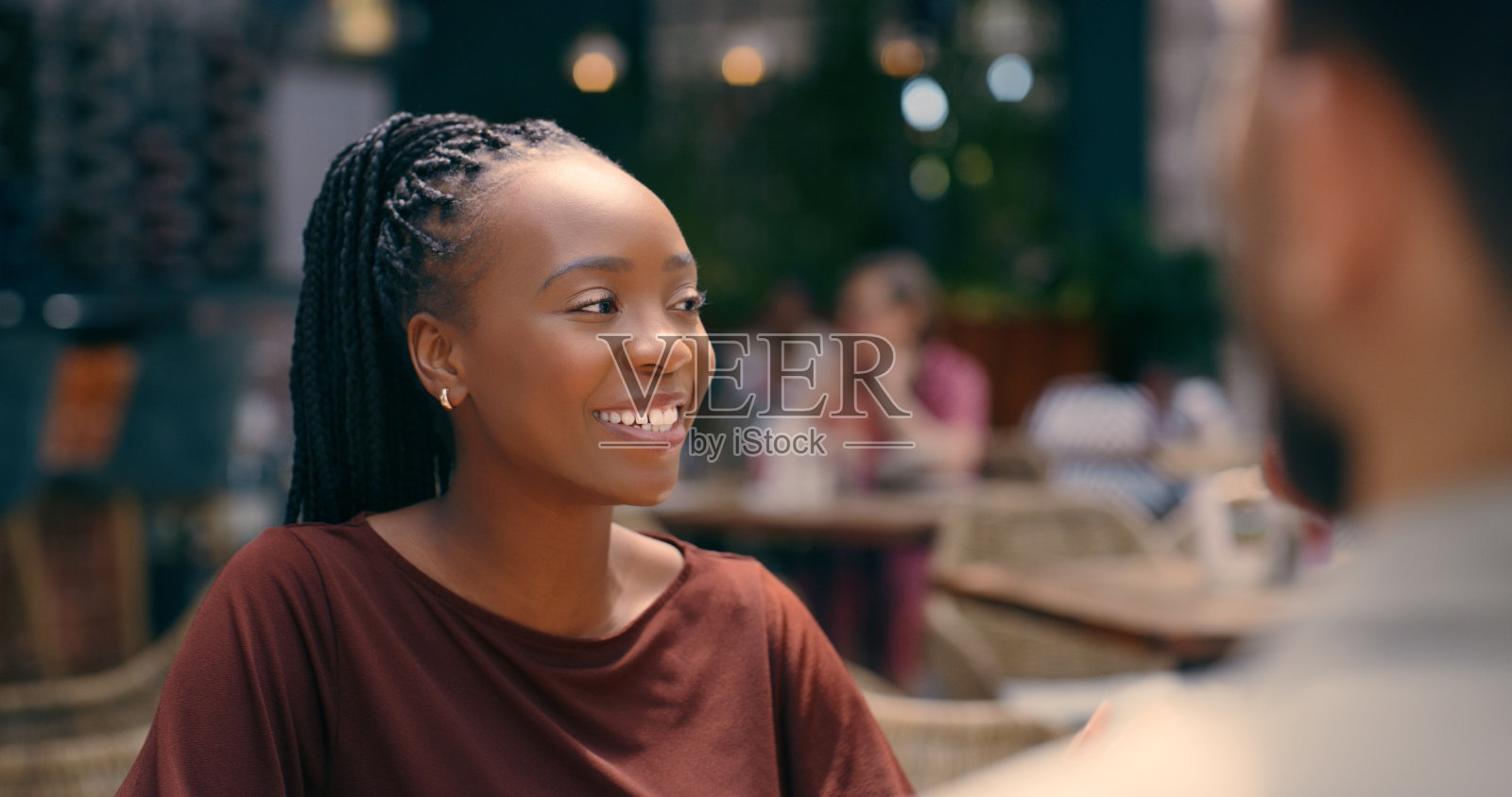 快乐的黑人妇女和在咖啡馆聊天，增进感情，娱乐或周末一起在户外闲逛。早午餐，约会和朋友在咖啡馆团聚，聚会或放松交流照片摄影图片